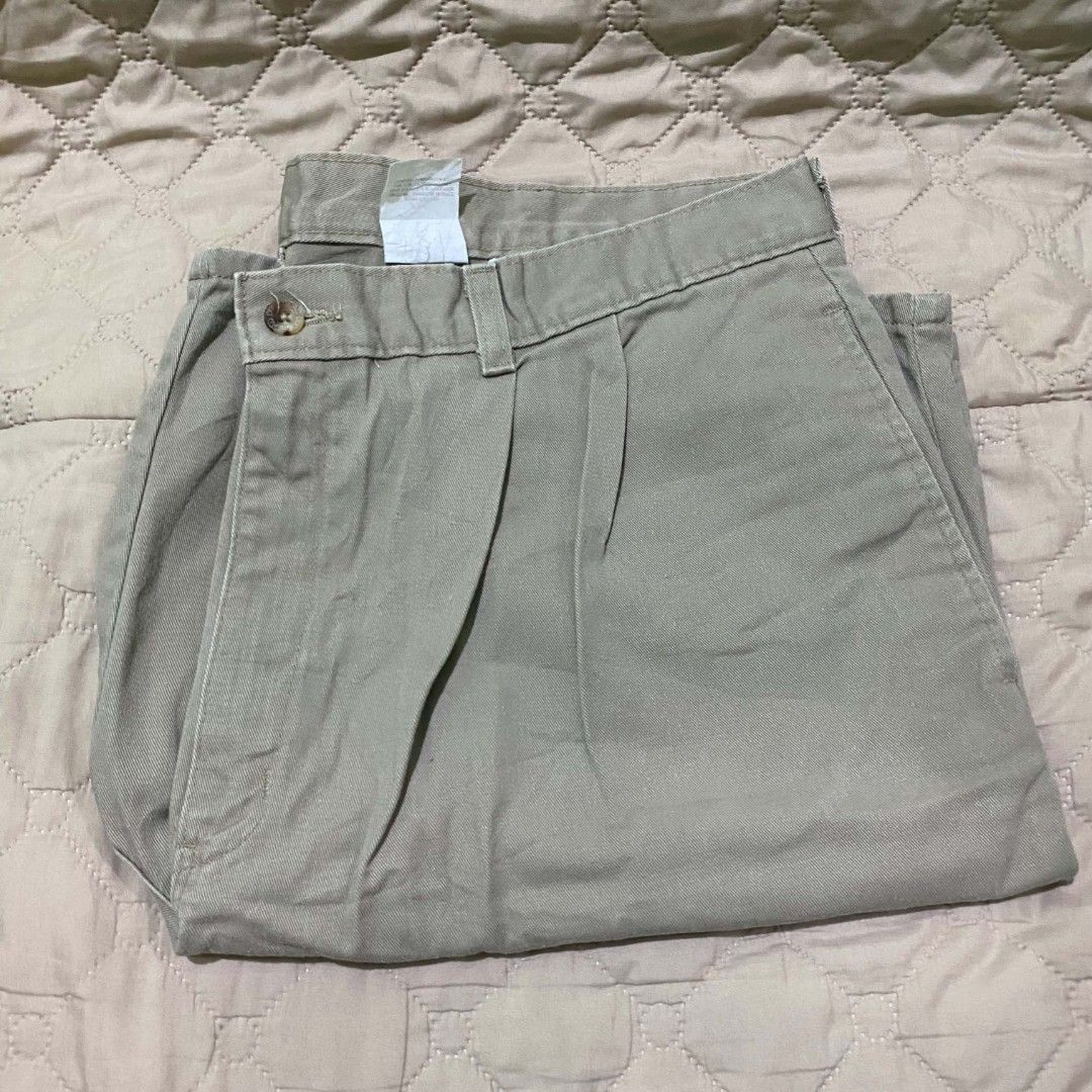 Duck Head khaki Short size 38 (Category: Trousers) located in Quezon City. Submitted by elihur.tuazon (Listing ID 1465481017, Image 3). Description: - Brand/Style: Vintage Duck Head khaki trousers - Size: 38 - Material: 100% cotton (Made in Costa Rica of US components) - Design: Pleated front, classic casual style - Features: Back pocket with button closure and signature Duck Head yellow patch - Care: Machine washable.