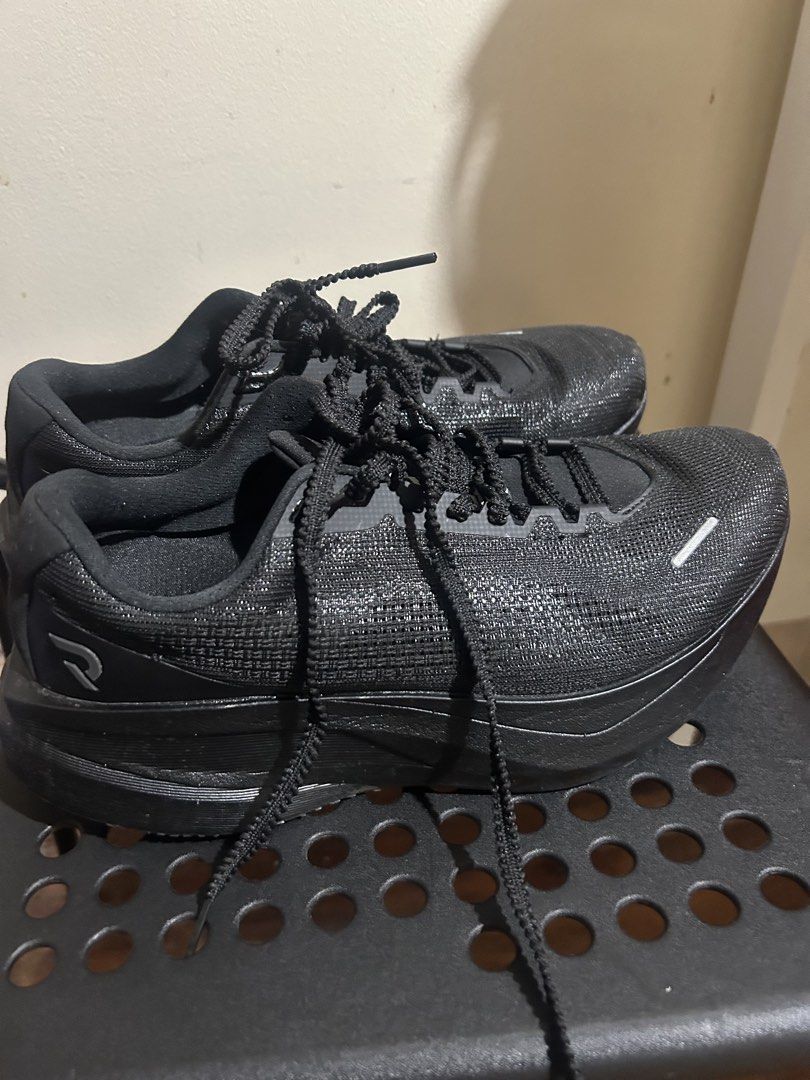 Dynafish Xiaonian US9 (Category: Sneakers) located in Mandaluyong City. Submitted by beangoose (Listing ID 1465514339, Image 2). Description: Mileage: 18km No box, laces upgraded as og ones were flimsy.