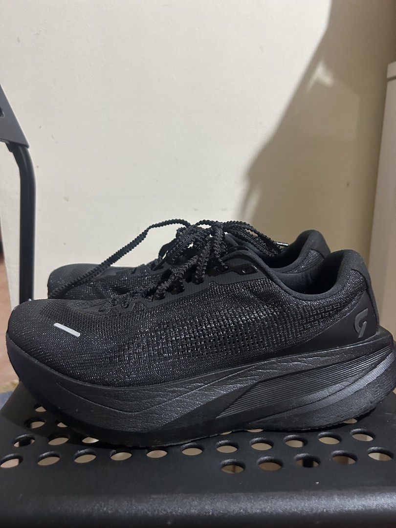 Dynafish Xiaonian US9 (Category: Sneakers) located in Mandaluyong City. Submitted by beangoose (Listing ID 1465514339, Image 1). Description: Mileage: 18km No box, laces upgraded as og ones were flimsy.