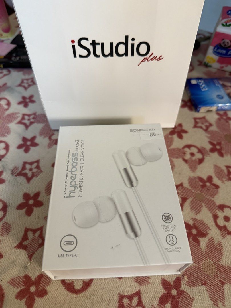 Earphones USB Type C (Category: Earphones) located in Quezon City. Submitted by annaishaseika (Listing ID 1465398692, Image 1). Description: Lalamove Delivery .