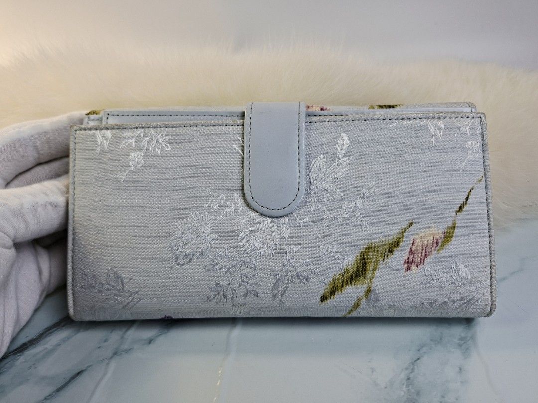 En Quête Floral Long Wallet Light Blue (Category: Wallets & Card holders) located in Pasay City. Submitted by onick_79 (Listing ID 1465506110, Image 2). Description: - Brand: en quête collection - Color/Design: Light blue with purple and white floral pattern - Features: Multiple card slots, bill compartments, secure snap button closure with front strap - Condition: Brand new with original price tag still attached - Perfect for organizing your car
