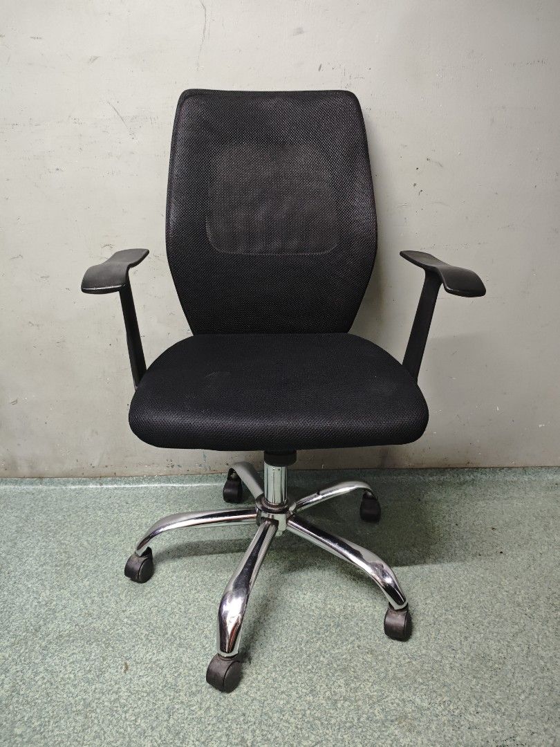 Ergonomic Mesh Office Chair with Wheels and Chrome Base (Category: Office Furniture & Fixtures) located in Pasig City. Submitted by angelthingz (Listing ID 1465440366, Image 1). Description: Office chairs for sale Office pullout PHP 850 FIX Working gas lift With tilt lock and release Working caster wheels For pickup and lalamove delivery only 📍 Kamias, Pasig.