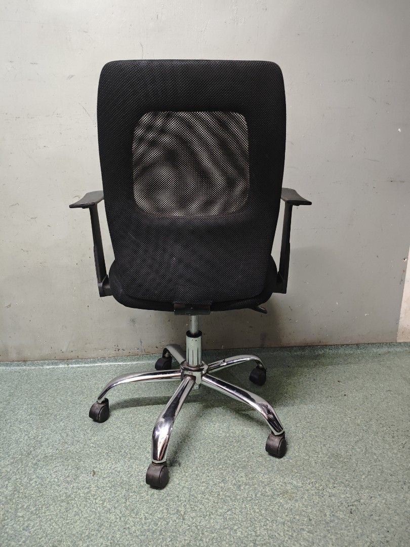 Ergonomic Mesh Office Chair with Wheels and Chrome Base (Category: Office Furniture & Fixtures) located in Pasig City. Submitted by angelthingz (Listing ID 1465440366, Image 3). Description: Office chairs for sale Office pullout PHP 850 FIX Working gas lift With tilt lock and release Working caster wheels For pickup and lalamove delivery only 📍 Kamias, Pasig.