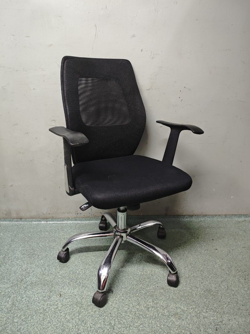 Ergonomic Mesh Office Chair with Wheels and Chrome Base (Category: Office Furniture & Fixtures) located in Pasig City. Submitted by angelthingz (Listing ID 1465440366, Image 2). Description: Office chairs for sale Office pullout PHP 850 FIX Working gas lift With tilt lock and release Working caster wheels For pickup and lalamove delivery only 📍 Kamias, Pasig.