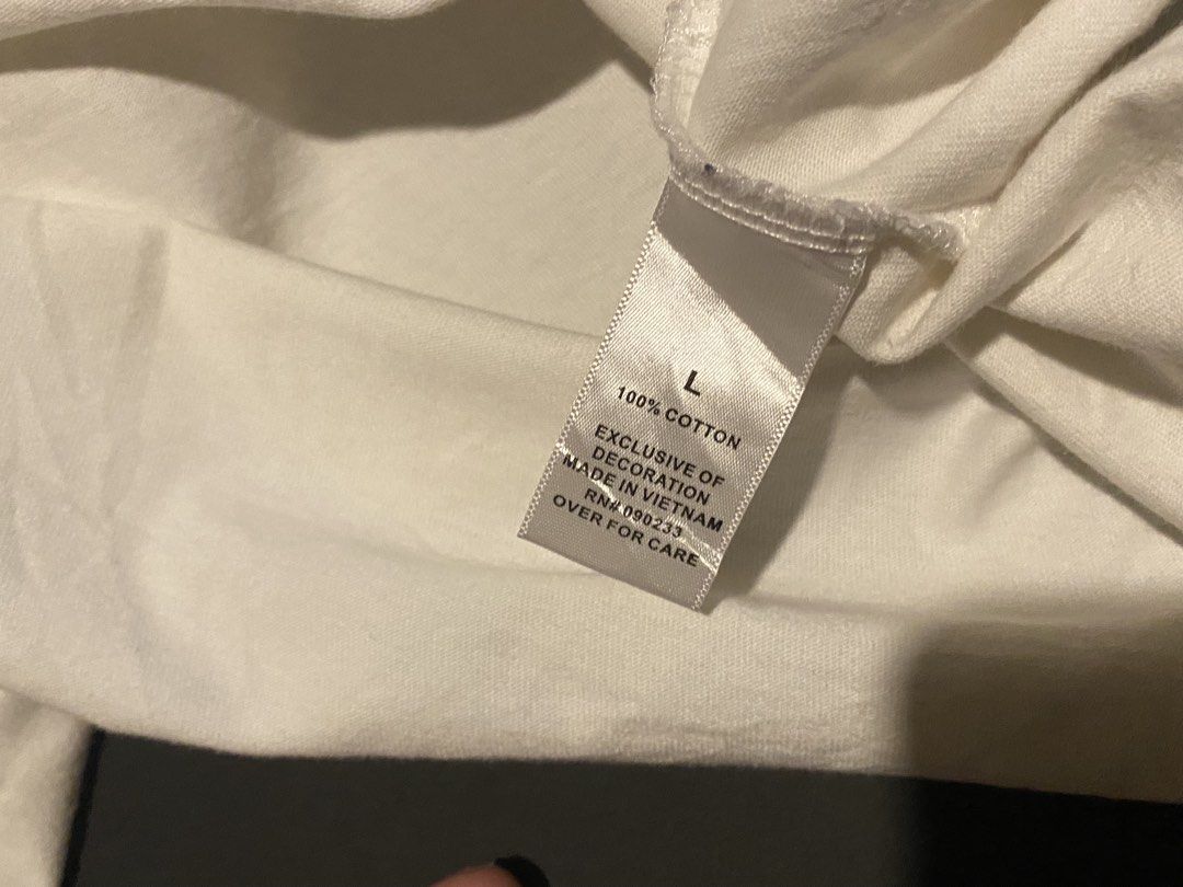 Essentials Tshirt (Category: Tshirts & Polo Shirts ) located in Talavera. Submitted by adrnvault (Listing ID 1465386109, Image 3). Description: Essential Tshirt🔥 Good condition Color rate 9/10 Need wash Width: 22 Length: 28 .