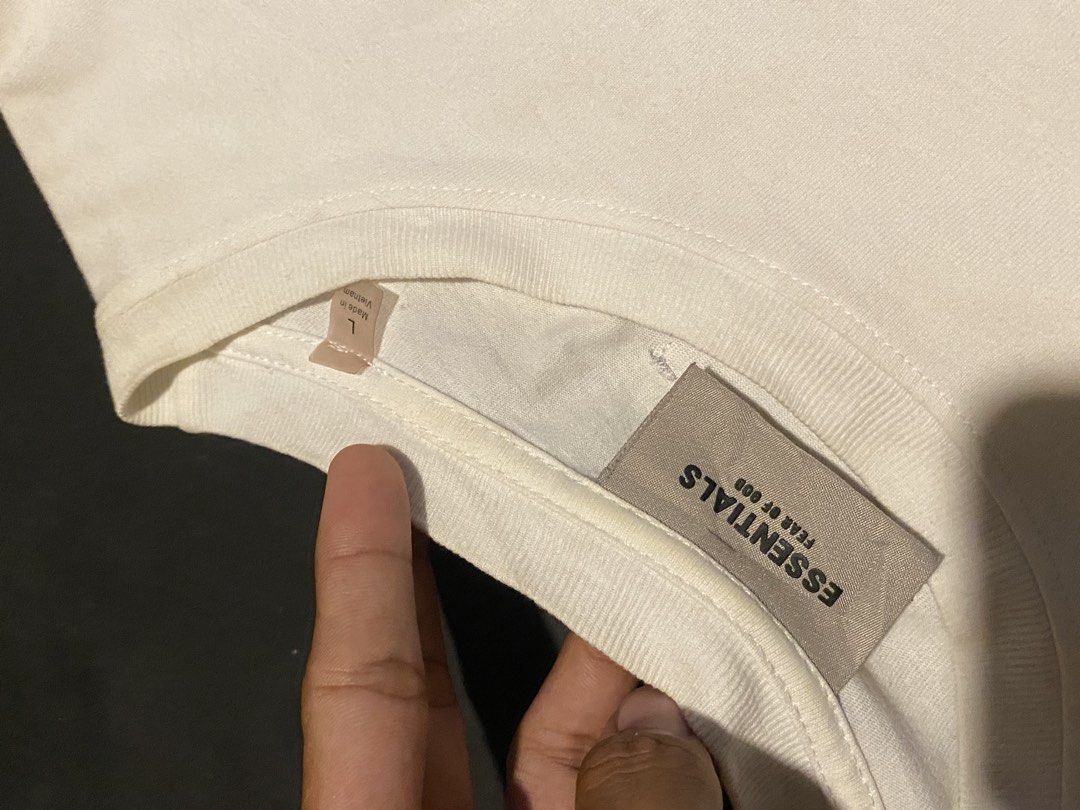 Essentials Tshirt (Category: Tshirts & Polo Shirts ) located in Talavera. Submitted by adrnvault (Listing ID 1465386109, Image 2). Description: Essential Tshirt🔥 Good condition Color rate 9/10 Need wash Width: 22 Length: 28 .