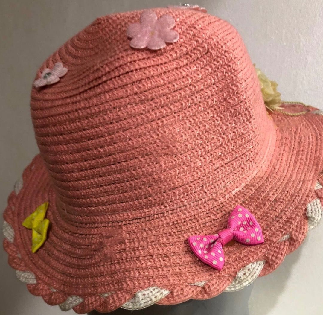 [F] Pink woven straw sun hat (Category: Babies & Kids Fashion) located in San Juan City. Submitted by ttanmien (Listing ID 1465528739, Image 1). Description: ⚜️✨⚜️✨⚜️✨⚜️✨⚜️✨⚜️ 💁🏻‍♀️SELLING PRICE: ₱50 Original Price: Around ₱200 Other details: •First owned •Used •Not from ukay / bale / thrift •Purchased directly from store / abroad Selling it “AS IS”☝🏻 ⚜️✨⚜️✨⚜️✨⚜️✨⚜️✨⚜️ 💁🏻‍♀️ABBREVIATIONS: [M] = MALE [F] = FEMALE [U] = UNISEX .