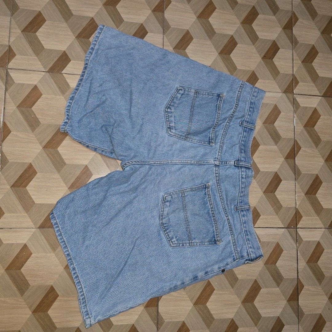 Faded Glory Men’s Shorts / Jorts - Size 40 (Category: Shorts) located in Caloocan City. Submitted by kielaldrei26326 (Listing ID 1465429644, Image 2). Description: Faded Glory Men’s Relaxed Fit Denim Shorts / Jorts - Size 40 RFS: Declutter Can ship nationwide.