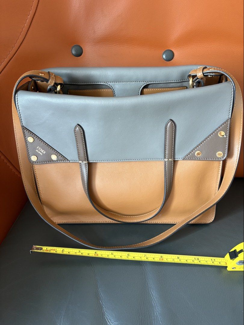 Fendi Two Tone Leather Shoulder Bag連帶 （分類：手袋及銀包）位於 Hong Kong。 由 bellezaselected 提交（商品編號 1465388801，圖片 1）。簡介： 八成新 有tag、塵袋 皮革邊角沒有磨損、五金件沒有劃痕或退色、手袋內部清潔 可以互就交收地點。