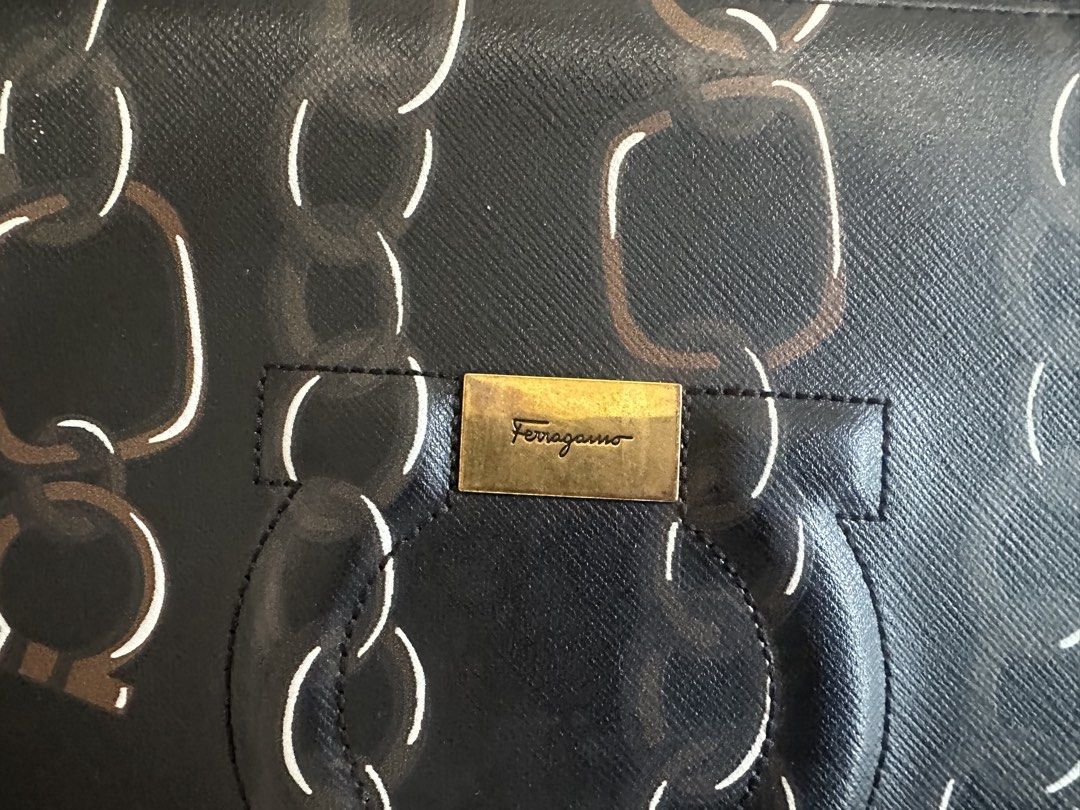 Ferragamo Clutch bag (Category: Luxury Bags & Wallets) located in Baliuag. Submitted by ritzkisses (Listing ID 1465397162, Image 2). Description: Black with print. barely used. with box.