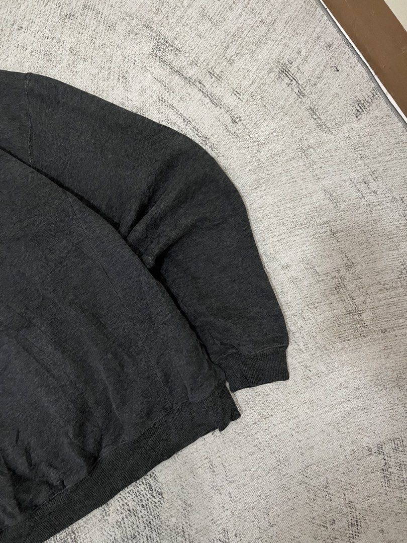 Fila sweater (Category: Coats, Jackets and Outerwear) located in Manila. Submitted by lesterrrrrr (Listing ID 1465578920, Image 2). Description: .