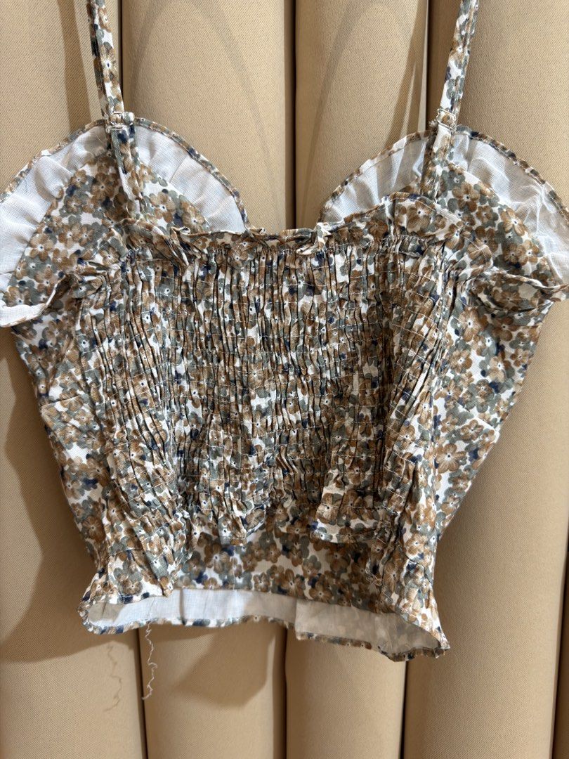 Floral Cropped Cami Top (Category: Sleeveless) located in Manila. Submitted by glamstylemnl (Listing ID 1465500278, Image 2). Description: ♡ SIZE: XS ♡ BUST: 28 ♡ Swipe left to see the actual color & details ♡ sweetheart neckline / adjustable straps / padded ♡ HQ • 10/10 ♡ Ready to wear 👚.