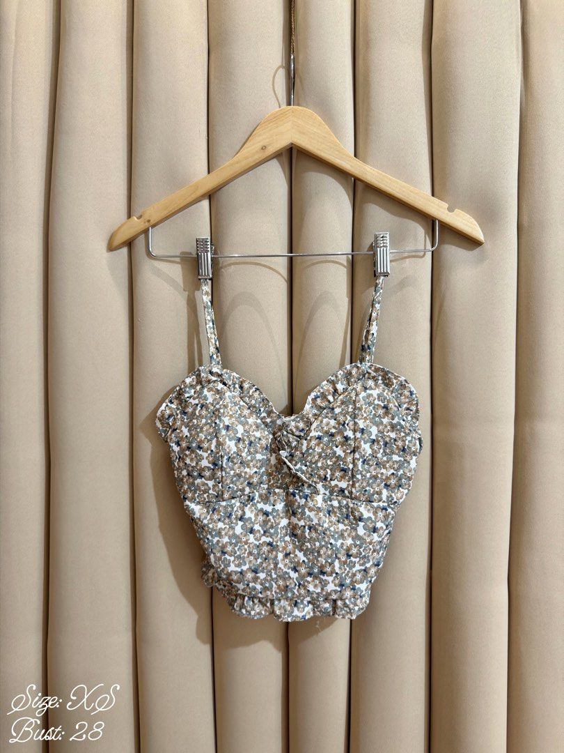 Floral Cropped Cami Top (Category: Sleeveless) located in Manila. Submitted by glamstylemnl (Listing ID 1465500278, Image 1). Description: ♡ SIZE: XS ♡ BUST: 28 ♡ Swipe left to see the actual color & details ♡ sweetheart neckline / adjustable straps / padded ♡ HQ • 10/10 ♡ Ready to wear 👚.