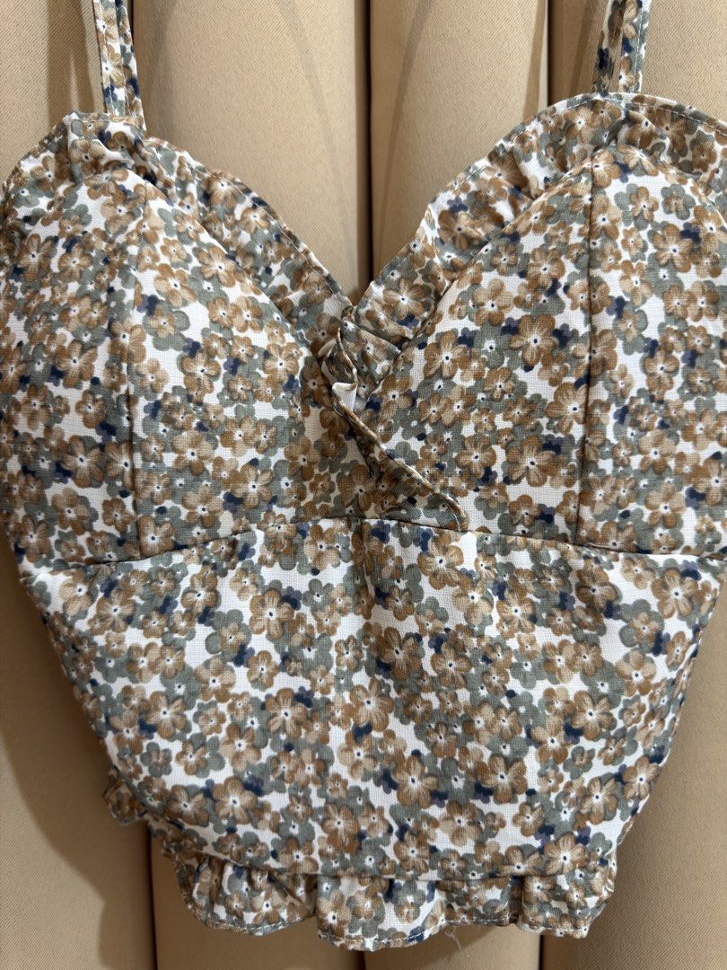 Floral Cropped Cami Top (Category: Sleeveless) located in Manila. Submitted by glamstylemnl (Listing ID 1465500278, Image 3). Description: ♡ SIZE: XS ♡ BUST: 28 ♡ Swipe left to see the actual color & details ♡ sweetheart neckline / adjustable straps / padded ♡ HQ • 10/10 ♡ Ready to wear 👚.