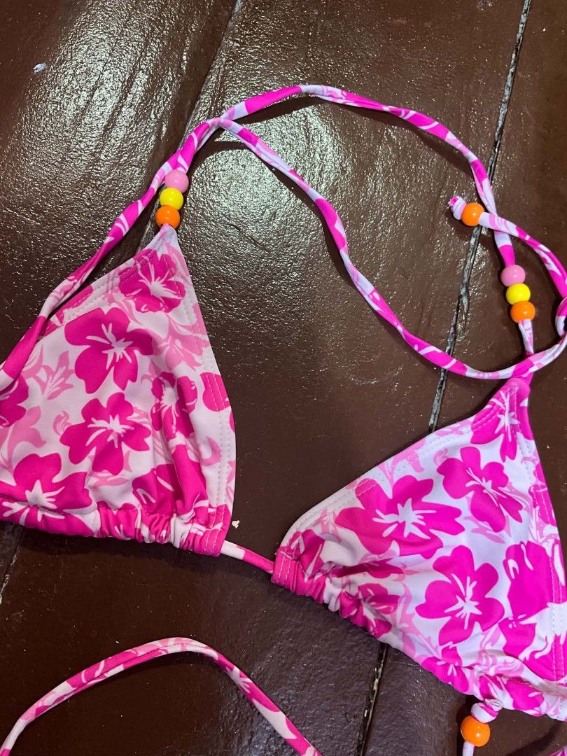 FLORAL PINK SWIMSUIT TOP (Category: Bikinis & Swimsuits) located in Manila. Submitted by zesshian (Listing ID 1465511539, Image 2). Description: -no pad(can insert your own) -pink floral beach top -pink bikini top -pm for ww -xs to medium.