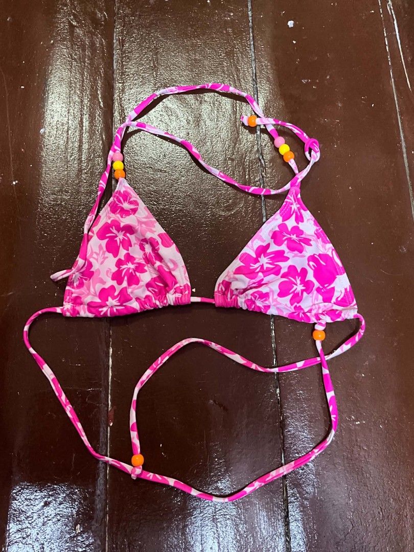 FLORAL PINK SWIMSUIT TOP (Category: Bikinis & Swimsuits) located in Manila. Submitted by zesshian (Listing ID 1465511539, Image 1). Description: -no pad(can insert your own) -pink floral beach top -pink bikini top -pm for ww -xs to medium.