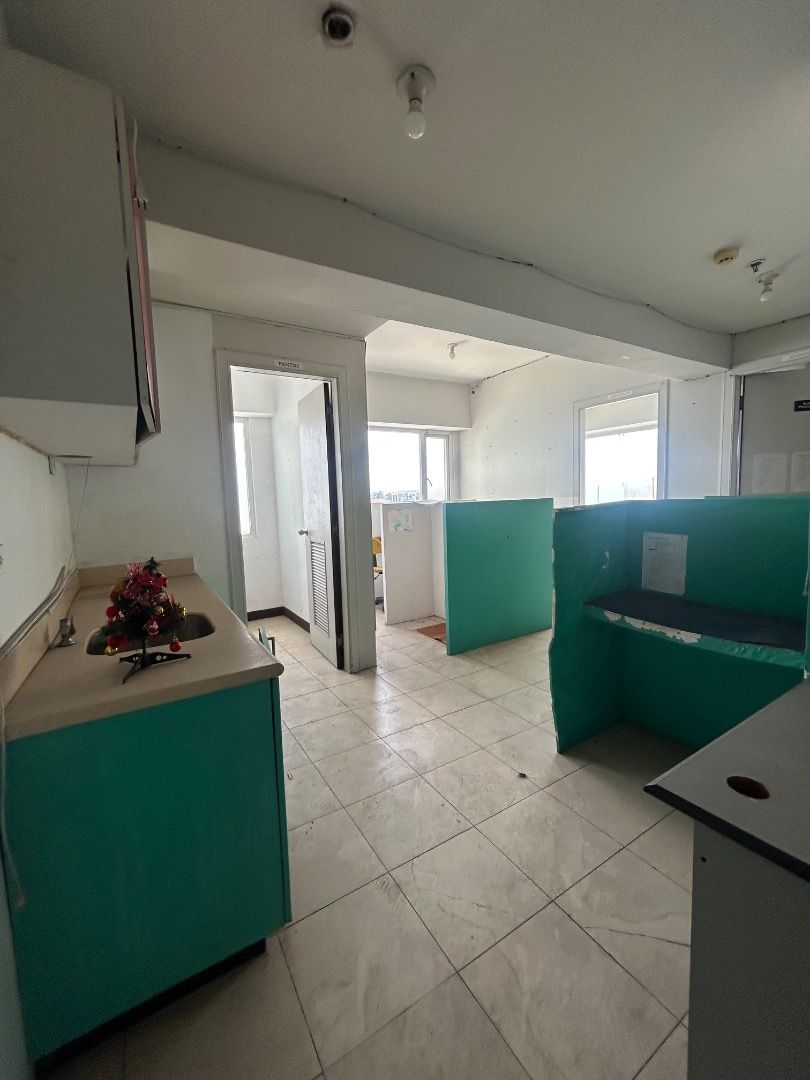 Foreclosed 2BR Condo in Ridgewood Towers (Category: Apartments & Condos) located in Taguig. Submitted by synergeticrealtyinc (Listing ID 1465430301, Image 3). Description: BANK-FORECLOSED 2-BEDROOM CONDO FOR SALE Ridgewood Towers, Taguig City BANK-FORECLOSED 2-BEDROOM CONDO FOR SALE Ridgewood Towers, Taguig City Property Details: • 2 Bedrooms • 1 Bathrooms • 1 Laundry Room • Floor Area: 42 sqm • Pool View • Ready for Occupancy • Tower 2 Selling P