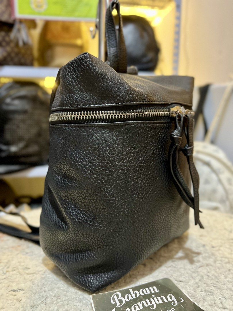 Forever21 Black Medium Backpack (Category: Backpacks) located in Rizal. Submitted by babamamanyingonlineshop (Listing ID 1465532256, Image 2). Description: .