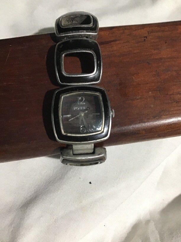 Fossil quartz authentic (Category: Women's Watches) located in Baguio. Submitted by agozun61 (Listing ID 1465502824, Image 2). Description: Women fossil Quartz wrist watch featuring a stainless steel square link bracelet with black enamel..