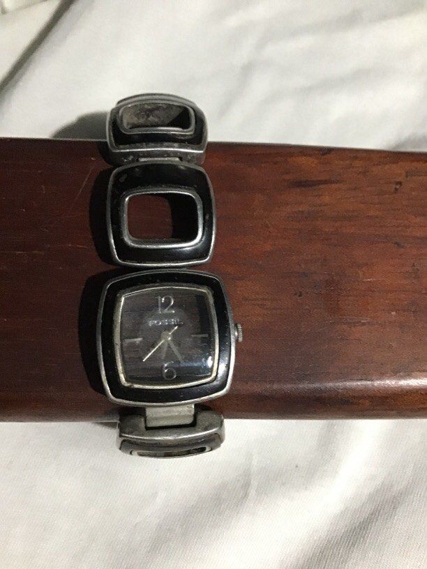 Fossil quartz authentic (Category: Women's Watches) located in Baguio. Submitted by agozun61 (Listing ID 1465502824, Image 1). Description: Women fossil Quartz wrist watch featuring a stainless steel square link bracelet with black enamel..