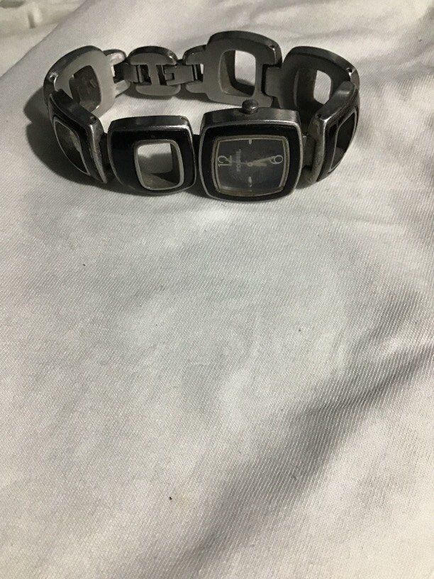 Fossil quartz authentic (Category: Women's Watches) located in Baguio. Submitted by agozun61 (Listing ID 1465502824, Image 3). Description: Women fossil Quartz wrist watch featuring a stainless steel square link bracelet with black enamel..
