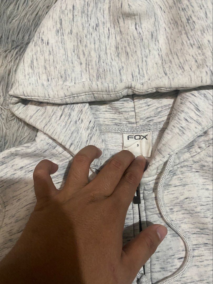 FOX HOODIE (Category: Hoodies) located in Manila. Submitted by hardtofindthings10 (Listing ID 1465404921, Image 2). Description: • FOX Size : M Dimes : 21 x 25 Flaw : NONE EXCELLENT CONDITION Please review the description and all photos carefully before purchasing. Don't hesitate to reach out if you have any questions..