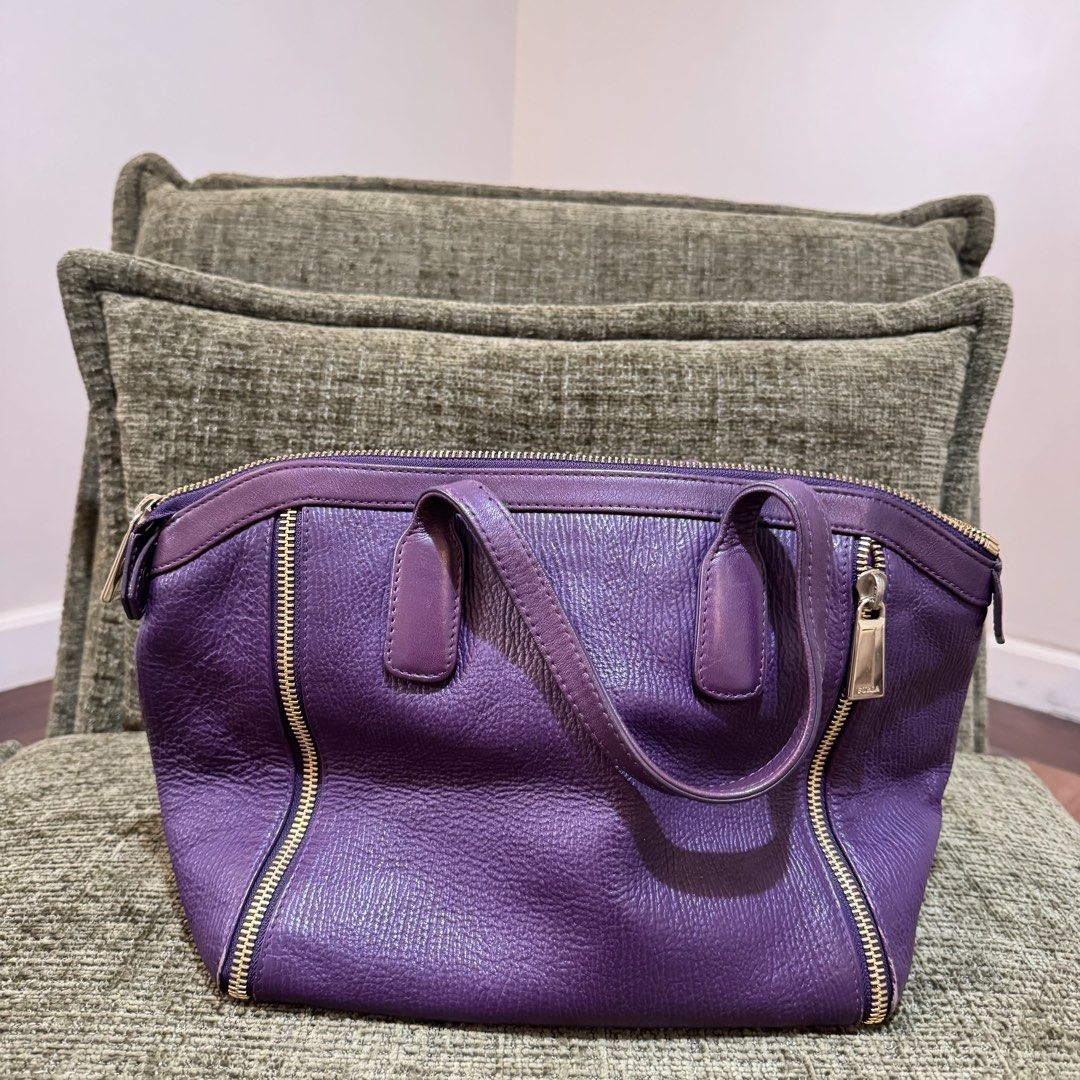 Furla Leather Handbag (Category: Luxury Bags & Wallets) located in Quezon City. Submitted by yannahmaldia (Listing ID 1465449182, Image 2). Description: - 100% Authentic - can offer for a lower price - signs of wear with some peeling around zipper area.