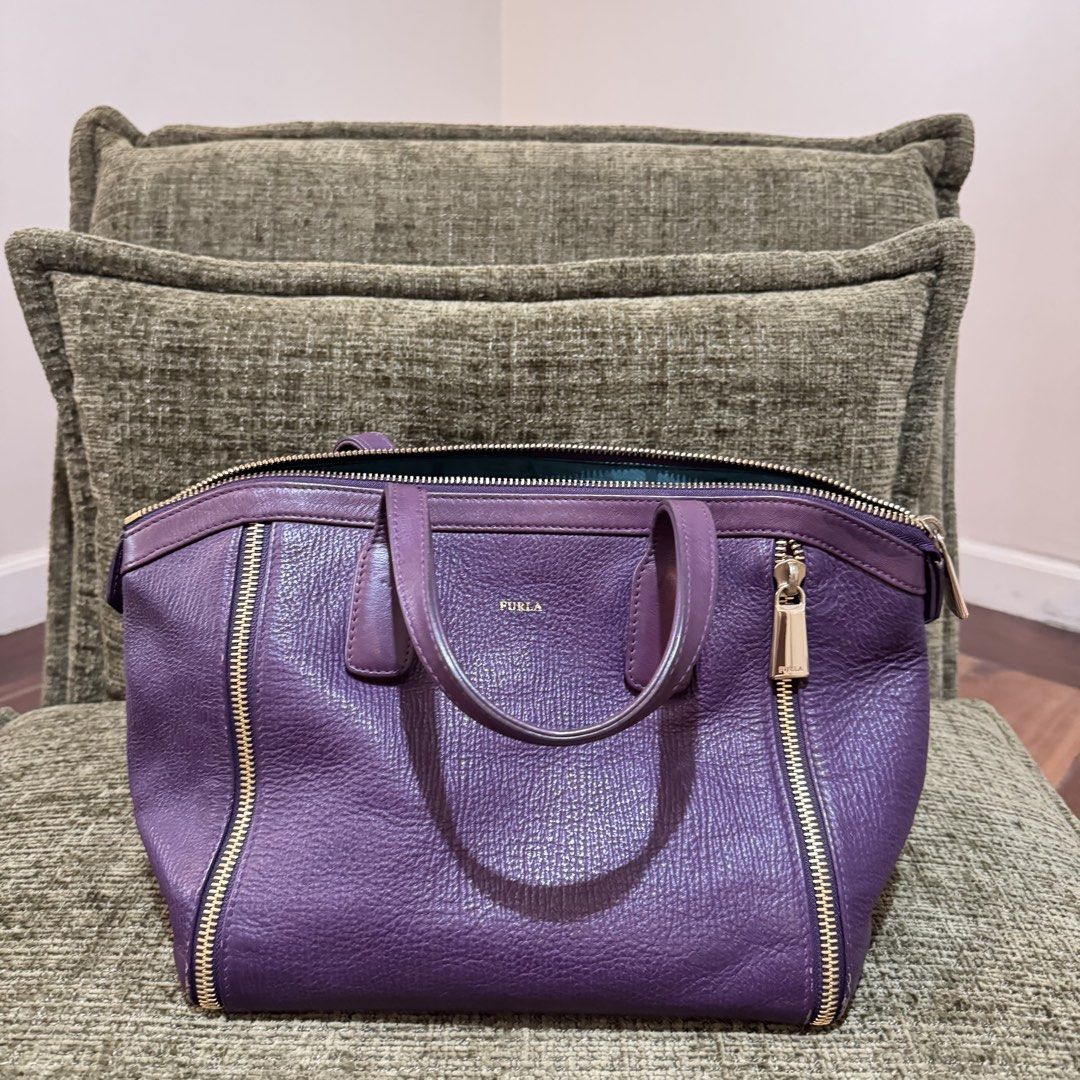 Furla Leather Handbag (Category: Luxury Bags & Wallets) located in Quezon City. Submitted by yannahmaldia (Listing ID 1465449182, Image 1). Description: - 100% Authentic - can offer for a lower price - signs of wear with some peeling around zipper area.