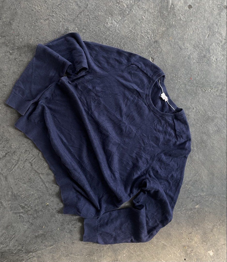 Gap Vintage Sweater (Category: Hoodies) located in Manila. Submitted by mr.daco (Listing ID 1465384389, Image 2). Description: Dimes:19x27 Need wash No issue All goods Pm if interested .
