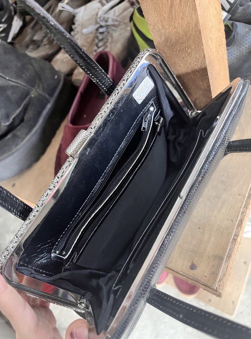 Genuine Leather Exotic Leather Handbag (Category: Shoulder Bags) located in Surigao. Submitted by rynryngoaway (Listing ID 1465425502, Image 2). Description: Excellent condition handbag made of high-quality exotic leather Tokyo handbag.
