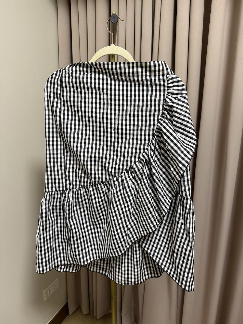 Gingham Skirt | Fits M-SL (Category: Skirts) located in Marikina City. Submitted by tashdeclutters. (Listing ID 1465449606, Image 1). Description: ✨ Gingham Skirt | Fits M-SL - P290 ✨ Condition 3: Good/Lightly Used 🛍️ Purchased in: Philippines ✨ @tashdeclutters ✨ Created to share the things that no longer spark joy with Tash — and hopefully, let them spark joy for someone else. 🤍 📌 SHOP POLICIES • Prices posted are FINAL. • NO LOWBALLERS. If y
