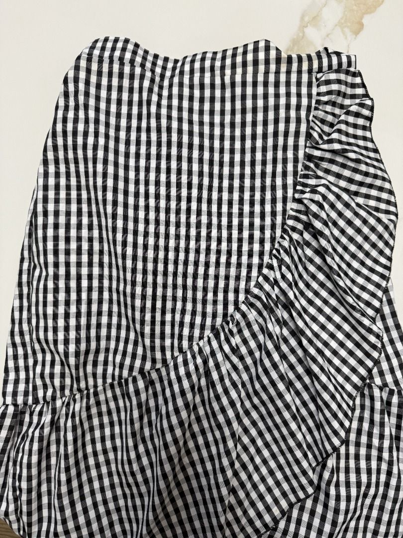 Gingham Skirt | Fits M-SL (Category: Skirts) located in Marikina City. Submitted by tashdeclutters. (Listing ID 1465449606, Image 3). Description: ✨ Gingham Skirt | Fits M-SL - P290 ✨ Condition 3: Good/Lightly Used 🛍️ Purchased in: Philippines ✨ @tashdeclutters ✨ Created to share the things that no longer spark joy with Tash — and hopefully, let them spark joy for someone else. 🤍 📌 SHOP POLICIES • Prices posted are FINAL. • NO LOWBALLERS. If y