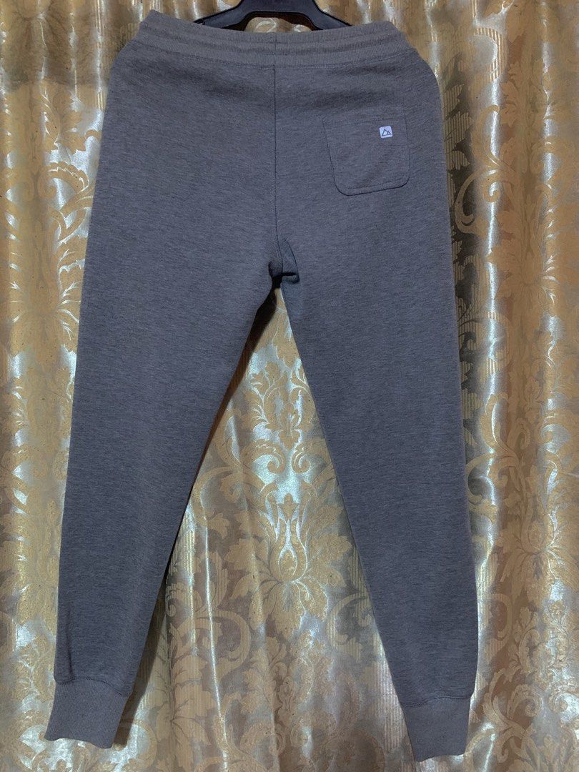 GIORDANO GRAY FLEECE JOGGERS (Category: Joggers) located in Manila. Submitted by rmr_23 (Listing ID 1465481860, Image 3). Description: Size: -waist: 14 - 18 -rise: 12.5 -lenght: 37 -leg hole/opening: 5 - 7 -Giordano Slim Tapered Jogger Pants in heather gray. They feature an elastic waistband with a striped adjustable drawstring, ribbed ankle cuffs, and a distinct vertical heat-sealed zipper pocket running along the left thigh..