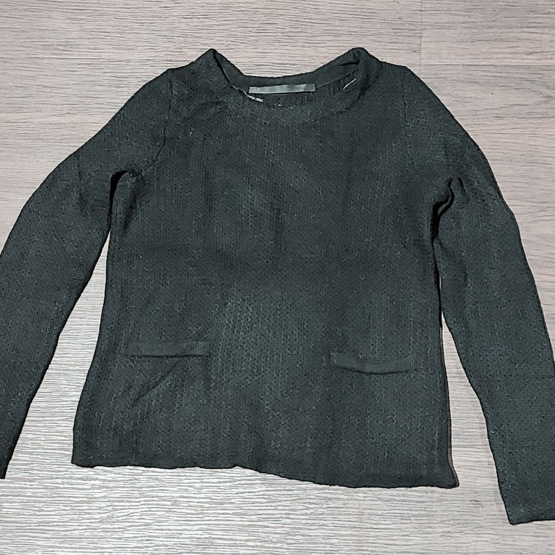 Giordano knitted black sweater (Category: Coats, Jackets and Outerwear) located in Caloocan City. Submitted by jensapparel (Listing ID 1465463181, Image 1). Description: no issue, flaws dimension are posted no when worn.