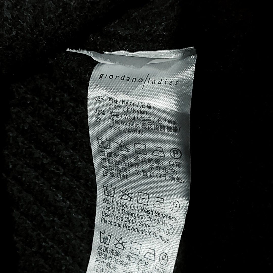 Giordano knitted black sweater (Category: Coats, Jackets and Outerwear) located in Caloocan City. Submitted by jensapparel (Listing ID 1465463181, Image 3). Description: no issue, flaws dimension are posted no when worn.