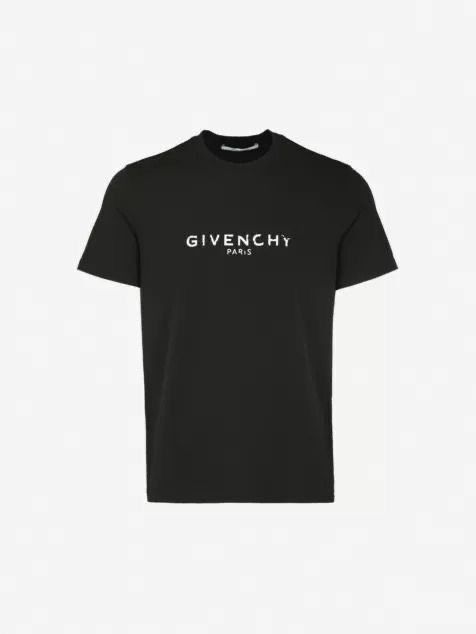 Givenchy Oversized Logo T-shirt M/L (Category: Tshirts & Polo Shirts ) located in Antipolo. Submitted by bentakahitanoano (Listing ID 1465475267, Image 2). Description: Givenchy Cracked Logo Cotton T-Shirt Size Medium (fits comfortably like a Large with an oversized, boxy fit) Pit to pit: 23” | Length: 28” Fabric remains in good condition, with minor loose stitching along the neckline. Originally retailed for around $420 (₱24,000–₱25,000). Classi