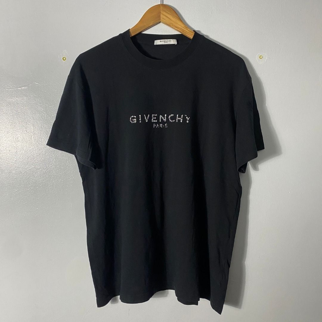 Givenchy Oversized Logo T-shirt M/L (Category: Tshirts & Polo Shirts ) located in Antipolo. Submitted by bentakahitanoano (Listing ID 1465475267, Image 1). Description: Givenchy Cracked Logo Cotton T-Shirt Size Medium (fits comfortably like a Large with an oversized, boxy fit) Pit to pit: 23” | Length: 28” Fabric remains in good condition, with minor loose stitching along the neckline. Originally retailed for around $420 (₱24,000–₱25,000). Classi