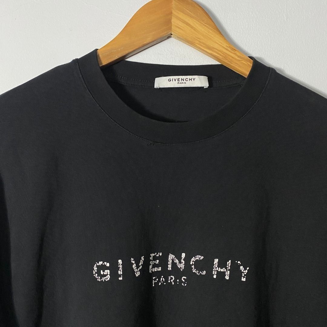 Givenchy Oversized Logo T-shirt M/L (Category: Tshirts & Polo Shirts ) located in Antipolo. Submitted by bentakahitanoano (Listing ID 1465475267, Image 3). Description: Givenchy Cracked Logo Cotton T-Shirt Size Medium (fits comfortably like a Large with an oversized, boxy fit) Pit to pit: 23” | Length: 28” Fabric remains in good condition, with minor loose stitching along the neckline. Originally retailed for around $420 (₱24,000–₱25,000). Classi