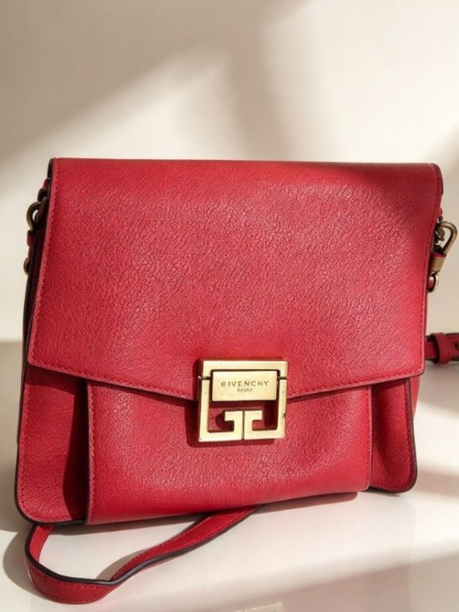 Givenchy sling bag (Category: Cross-body Bags) located in Iloilo. Submitted by khonz (Listing ID 1465397961, Image 1). Description: no flaw.