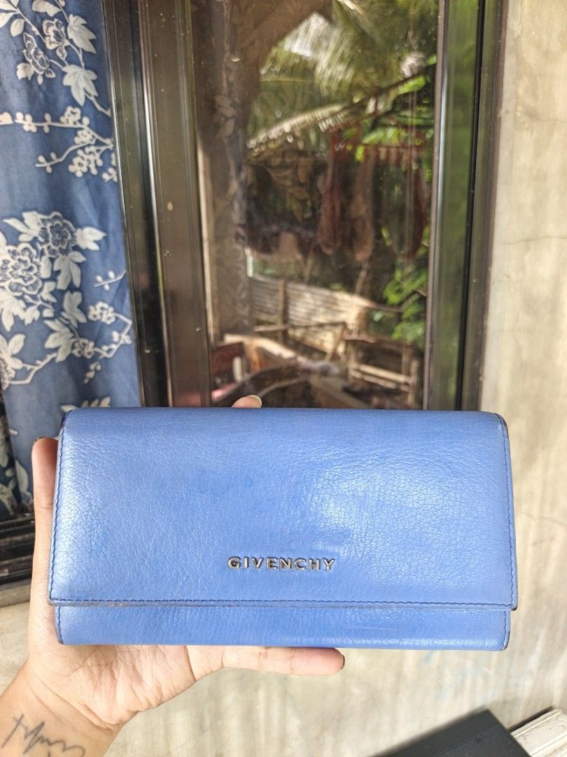 Givenchy wallet (Category: Luxury Bags & Wallets) located in Quezon, Isabela. Submitted by ukay-ukaybylyn (Listing ID 1465456432, Image 1). Description: flaws sa side kita sa picture pero walang bakbak or cracks yan kasi genuine leather yan super ganda ng kulay.