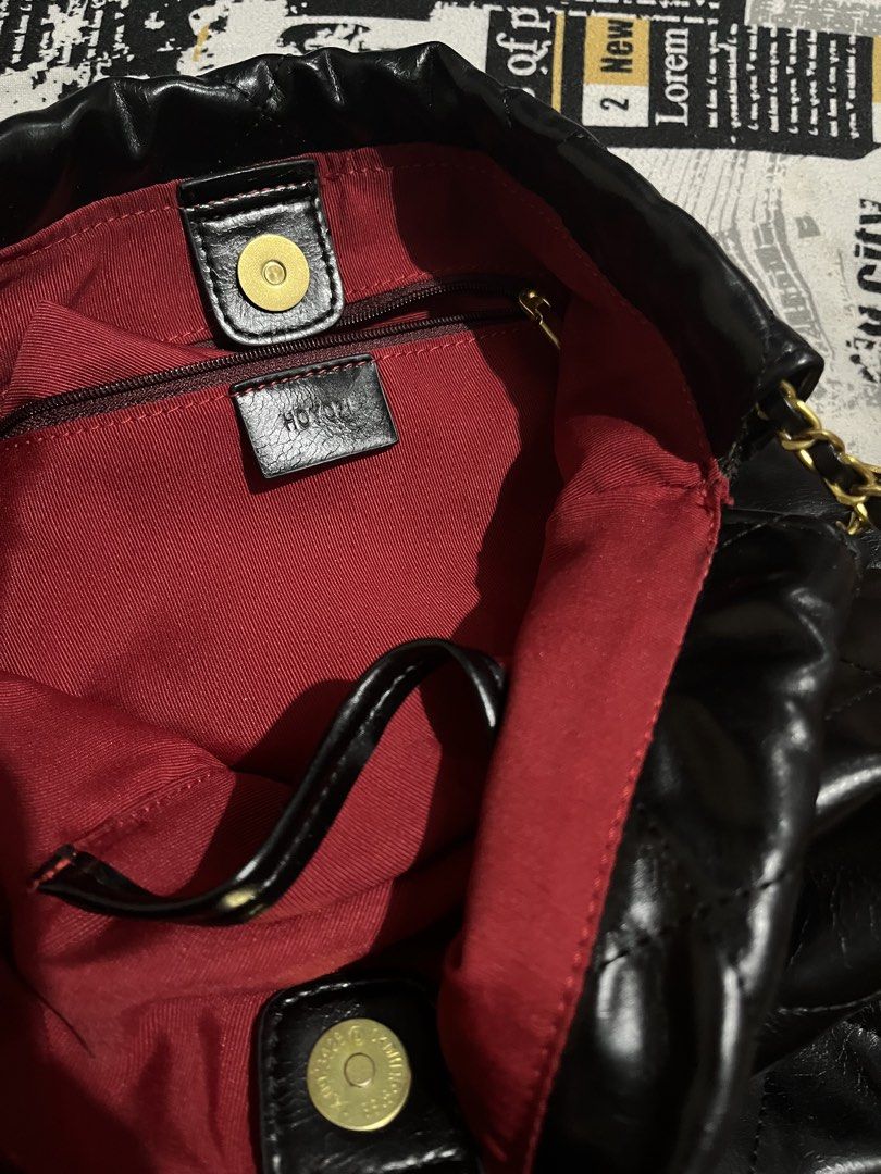 Gold chain leather shoulder bag (Category: Shoulder Bags) located in Mandaluyong City. Submitted by bernz_10 (Listing ID 1465387005, Image 2). Description: .