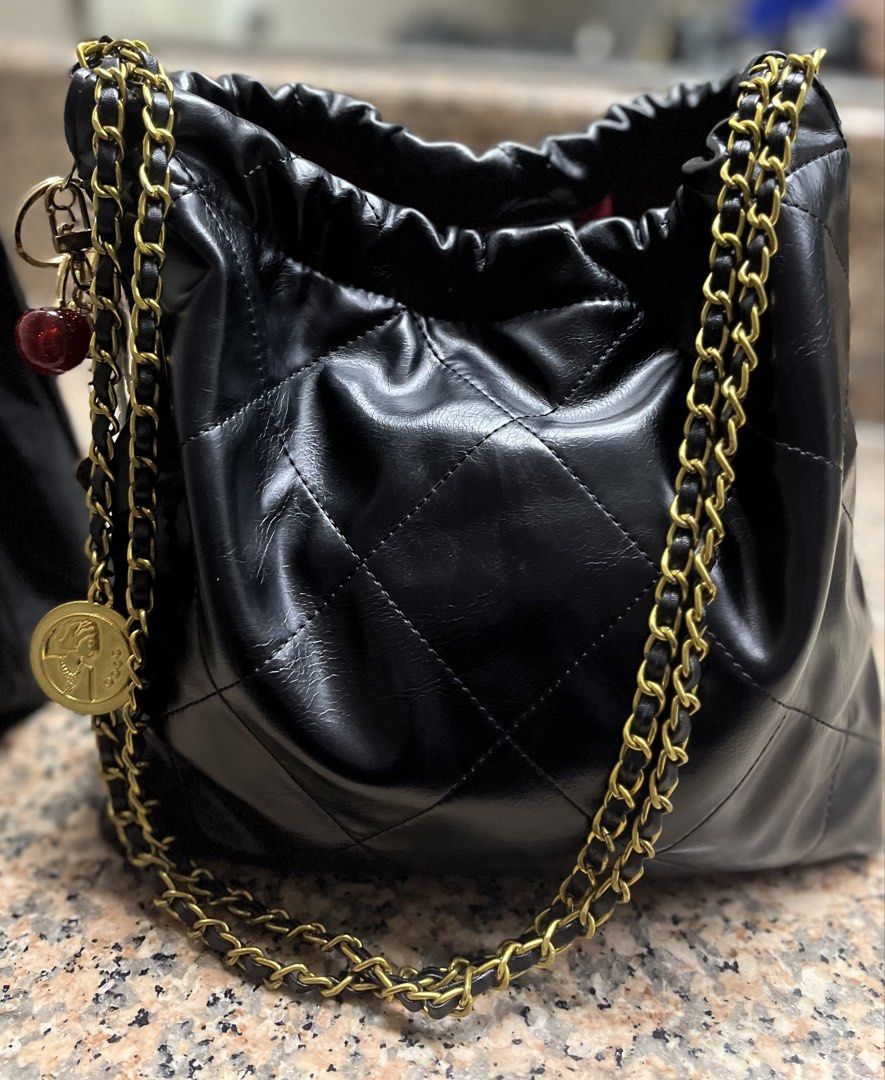Gold chain leather shoulder bag (Category: Shoulder Bags) located in Mandaluyong City. Submitted by bernz_10 (Listing ID 1465387005, Image 1). Description: .