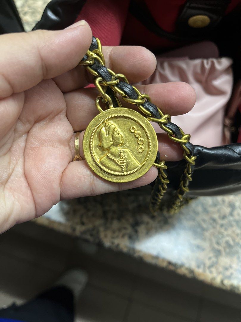 Gold chain leather shoulder bag (Category: Shoulder Bags) located in Mandaluyong City. Submitted by bernz_10 (Listing ID 1465387005, Image 3). Description: .