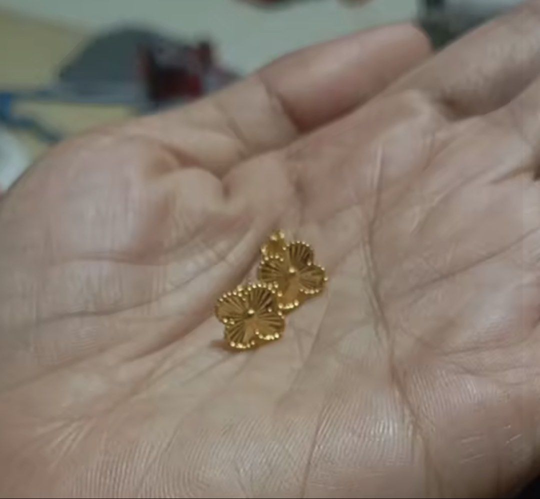 Gold Clover Stud Earrings 18k Yellow Gold (Category: Earrings) located in Manila. Submitted by preloved_addictionph (Listing ID 1464516487, Image 2). Description: PLEASE READ: - Lightweight gold clover stud earrings - 0.55g -18k Saudi Gold SHIPPING VIA LBC NO MEET UP ISSUE: NO LOCK .