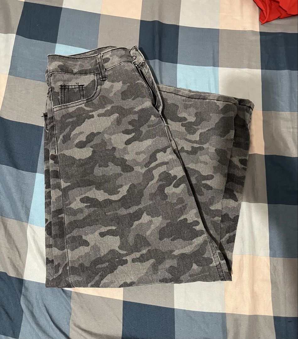 Grey Camouflage Wide Leg Jeans (Category: Jeans) located in Pasig City. Submitted by snoostuff (Listing ID 1465467716, Image 1). Description: - wideleg camo pants size: 27 inches length: 37 inches rfs: decluterring.