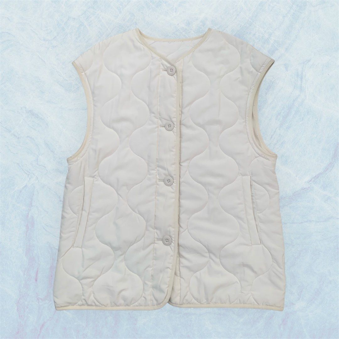 GU 2 IN 1 QUILTED JACKET DETACHABLE SLEEVE (Category: Coats, Jackets and Outerwear) located in Paranaque City. Submitted by lesstash001 (Listing ID 1465529963, Image 2). Description: GU 2 IN 1 QUILTED JACKET DETACHABLE SLEEVE SIZE SMALL 20 WIDTH 27 LENGTH IN EXCELLENT CONDITION NEED WASH ONLY.