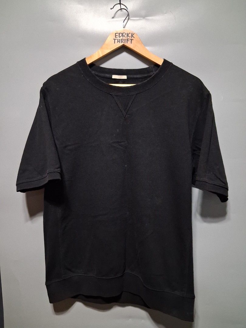 GU Black Sweatshirt Size L (Category: Tshirts & Polo Shirts ) located in Pamplona. Submitted by edrick_thrift (Listing ID 1465406336, Image 1). Description: GU Plain Black tshirt(Authentic) 21x27 Heavy cloth issue: puti puti see photo(think need wash) 10/10 Color rate 10/10 condition.