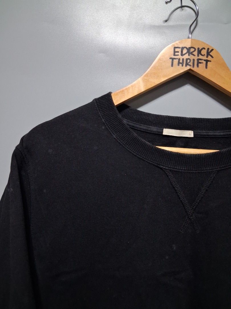GU Black Sweatshirt Size L (Category: Tshirts & Polo Shirts ) located in Pamplona. Submitted by edrick_thrift (Listing ID 1465406336, Image 3). Description: GU Plain Black tshirt(Authentic) 21x27 Heavy cloth issue: puti puti see photo(think need wash) 10/10 Color rate 10/10 condition.