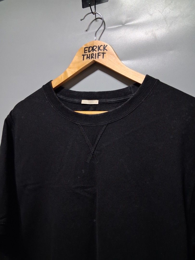 GU Black Sweatshirt Size L (Category: Tshirts & Polo Shirts ) located in Pamplona. Submitted by edrick_thrift (Listing ID 1465406336, Image 2). Description: GU Plain Black tshirt(Authentic) 21x27 Heavy cloth issue: puti puti see photo(think need wash) 10/10 Color rate 10/10 condition.