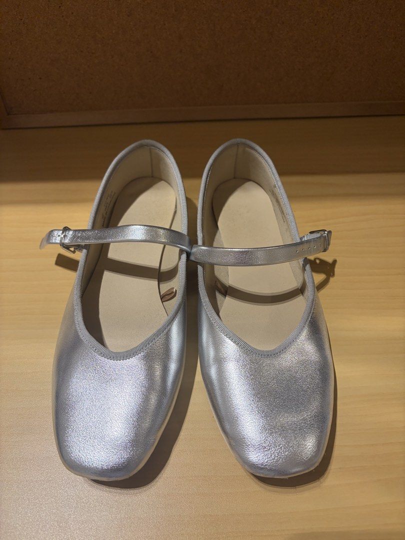 GU Silver Mary Janes (Category: Flats & Sandals) located in Marikina City. Submitted by jlram (Listing ID 1465534361, Image 1). Description: super soft inside.